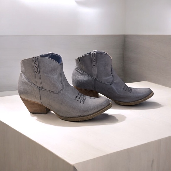 Very Volatile Los Angeles blue booties size 6.5 - Picture 3 of 10